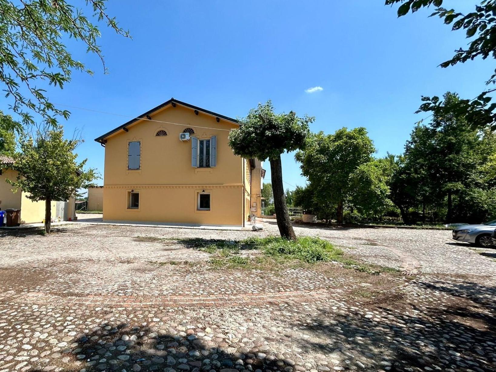 Al Civico 73 Bed & Breakfast Carpi Exterior photo